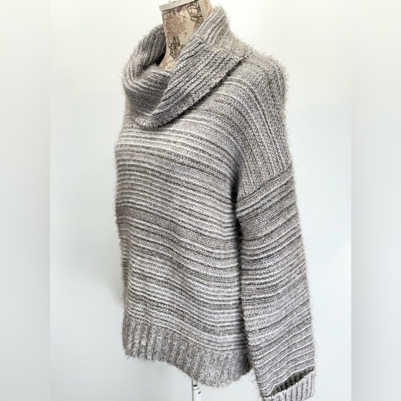 OLIVE & OAK Gray and white fuzzy cowl neck sweater size L - Picture 5 of 13